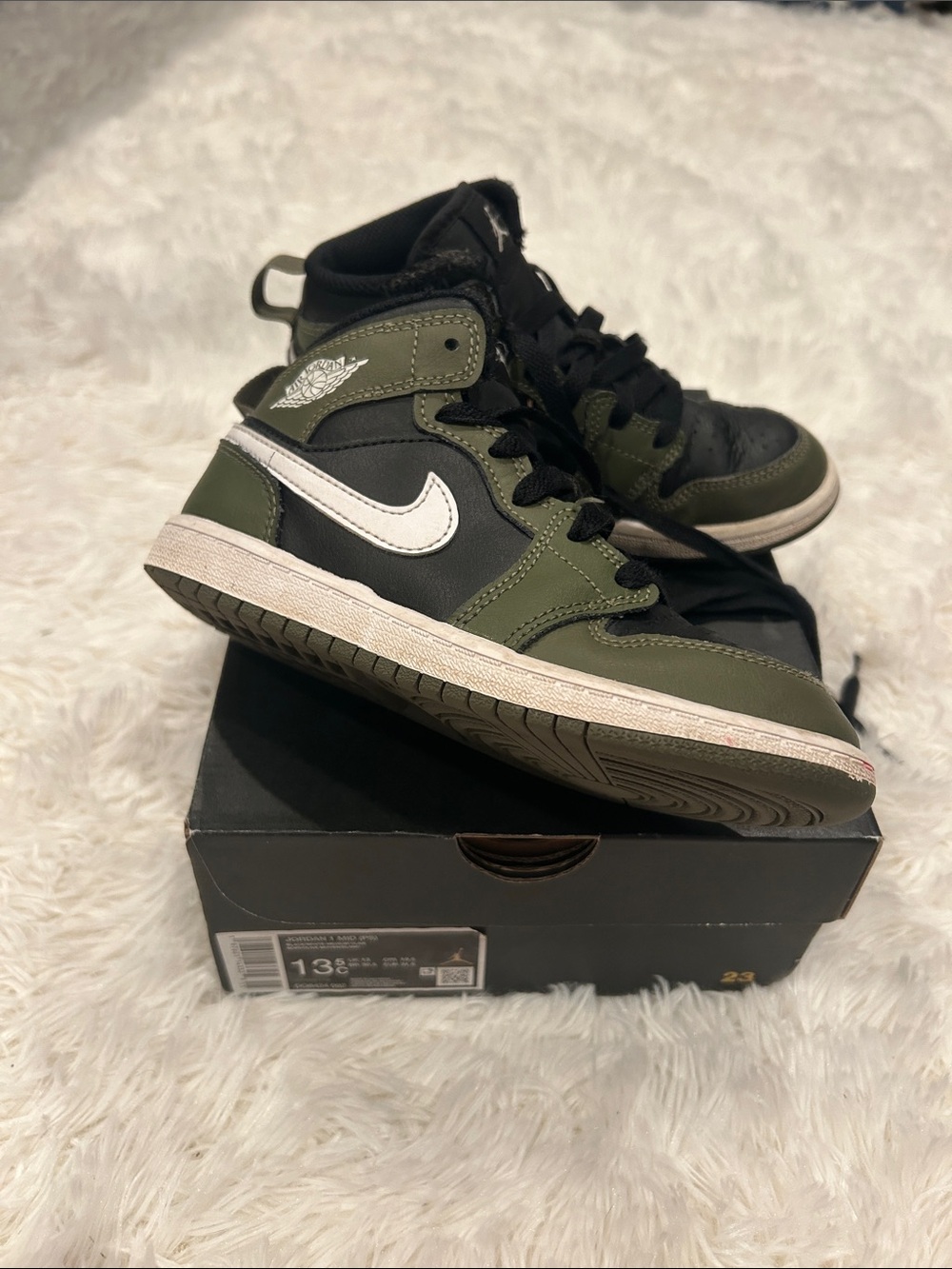 Nike Jordan 1 Mid (PS) kids sneakers in Olive Green, Black & White